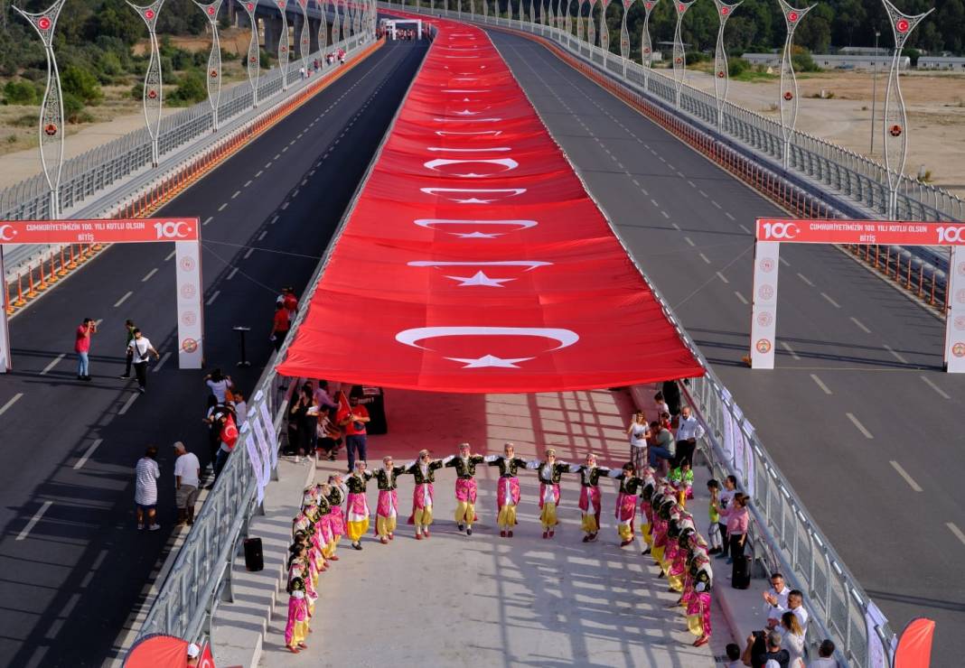 Adana'da köprüye dev Türk bayrağı açıldı. Coşkulu Cumhuriyet kutlaması 2
